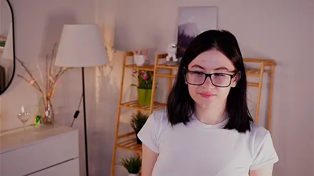 TwilaMode online show from March 2, 2026, 3:51 am