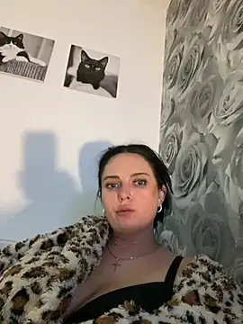 Grizzlybrizzles online show from May 13, 2026, 12:28 am