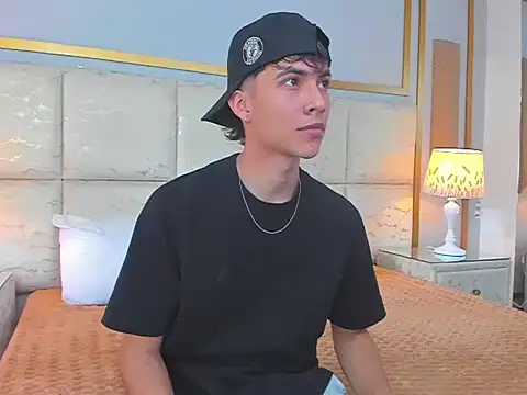 Snapshot of AronTawers chatting on March 1, 2026, 7:14 pm AronTawers online show from March 1, 2026, 7:14 pm