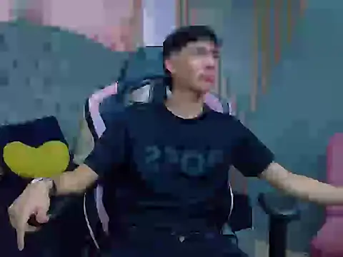 Snapshot of AronTawers chatting on February 25, 2026, 9:14 pm AronTawers online show from February 25, 2026, 9:14 pm