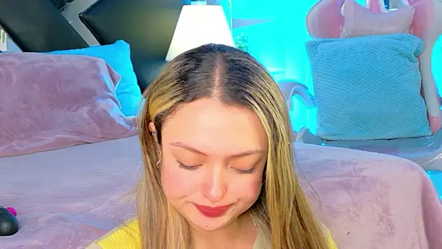 Giigii Hadid  online show from February 25, 2026, 8:19 pm