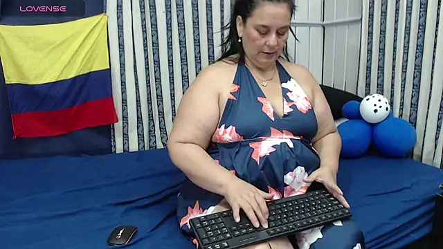 Snapshot of Sharlot_curvy chatting on June 19, 2026, 9:31 pm Sharlot curvy online show from June 19, 2026, 9:31 pm