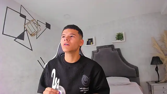 DylanRoyce  online show from June 3, 2026, 1:23 pm