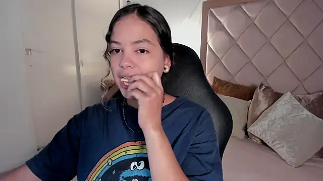 dulce lyraa1 online show from April 15, 2026, 3:56 am