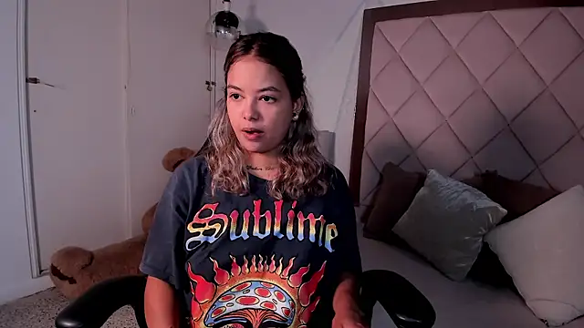 dulce lyraa1 online show from July 13, 2026, 3:39 am