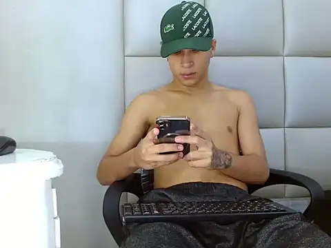 Snapshot of Hollmanhot chatting on March 1, 2026, 2:33 am Hollmanhot online show from March 1, 2026, 2:33 am