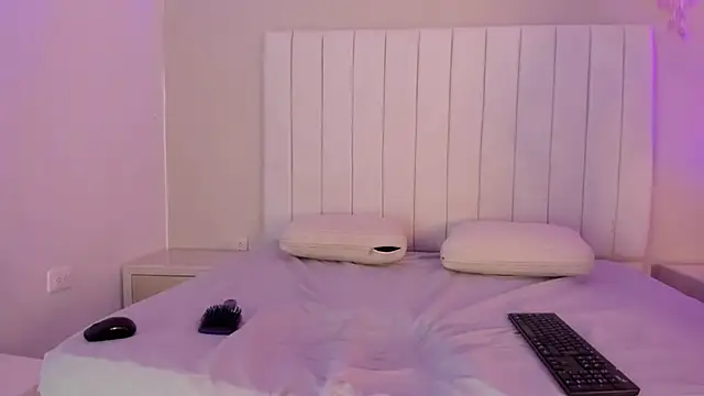 sophia walkett  online show from March 28, 2026, 2:07 pm