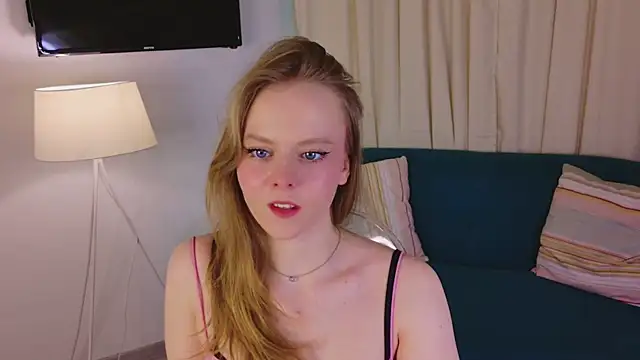 Sophie Peach  online show from March 3, 2026, 2:13 pm