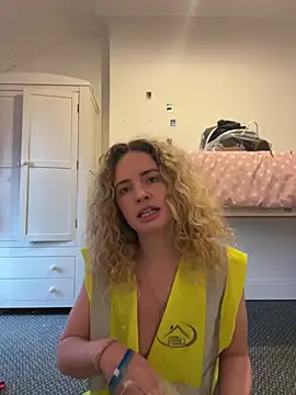 Snapshot of curlyirishgirl chatting on February 25, 2026, 10:04 am curlyirishgirl online show from February 25, 2026, 10:04 am