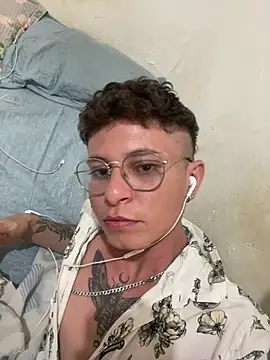 Snapshot of erickmoor2526 chatting on February 26, 2026, 1:44 pm erickmoor2526 online show from February 26, 2026, 1:44 pm