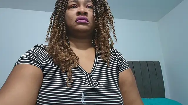 Snapshot of luxy_benet chatting on June 10, 2026, 10:49 am luxy benet online show from June 10, 2026, 10:49 am