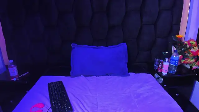 VeronicaCream  online show from April 1, 2026, 4:36 am