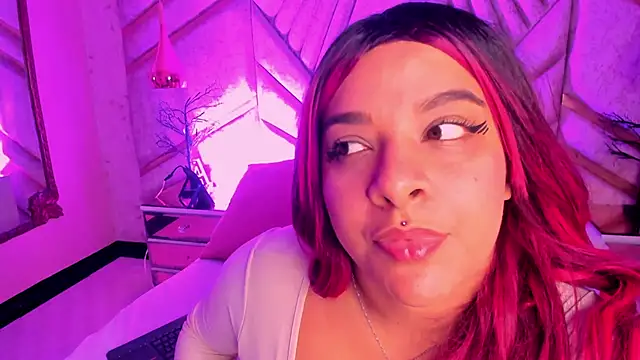 EmeelyMuller online show from May 19, 2026, 4:52 am