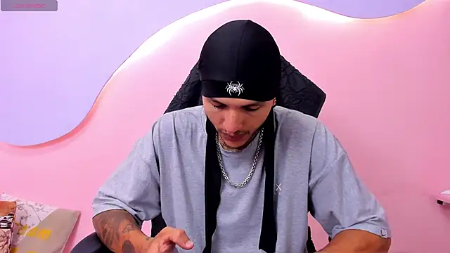 DanteLuxx online show from April 15, 2026, 4:07 am