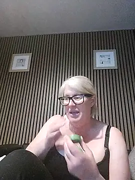 FlirtyFleur-x online show from June 5, 2026, 9:20 pm