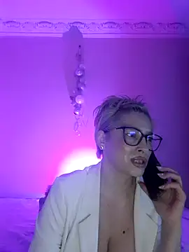 LunaBlaise online show from April 10, 2026, 4:47 pm