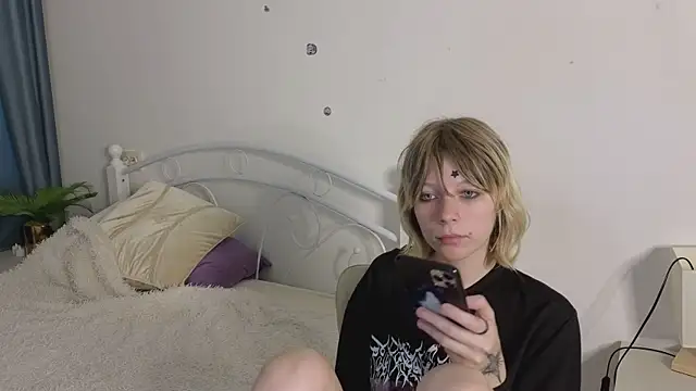 Snapshot of MollySally chatting on June 15, 2026, 4:12 am MollySally online show from June 15, 2026, 4:12 am