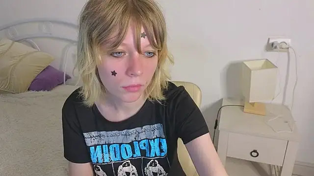 Snapshot of MollySally chatting on June 16, 2026, 4:12 am MollySally online show from June 16, 2026, 4:12 am