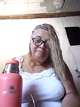 momismilf544 online show from April 22, 2026, 6:58 pm