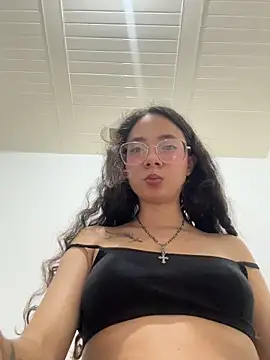 Snapshot of Aliciaa-petite chatting on May 11, 2026, 10:27 am Aliciaa-petite online show from May 11, 2026, 10:27 am
