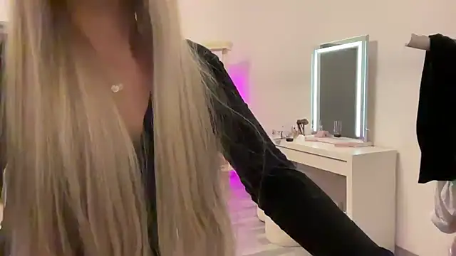 Snapshot of Naughtyblondex chatting on June 7, 2026, 9:20 pm Naughtyblondex online show from June 7, 2026, 9:20 pm