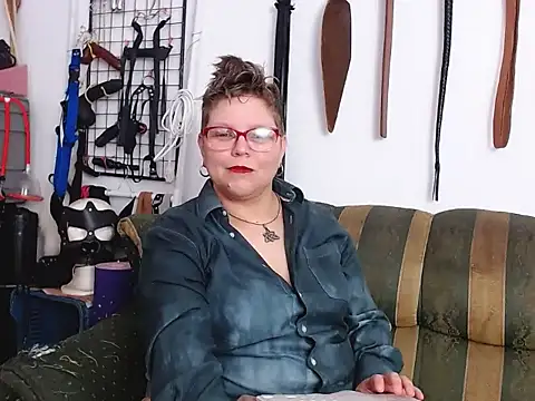 Snapshot of Leah_R chatting on March 26, 2026, 2:15 pm Leah R online show from March 26, 2026, 2:15 pm