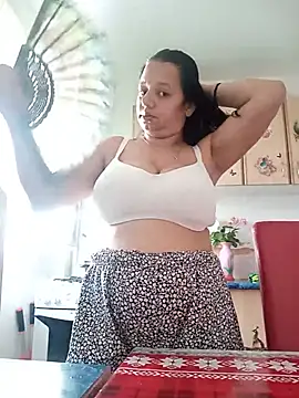 Snapshot of roxana_e43 chatting on June 25, 2026, 3:50 pm roxana e43 online show from June 25, 2026, 3:50 pm