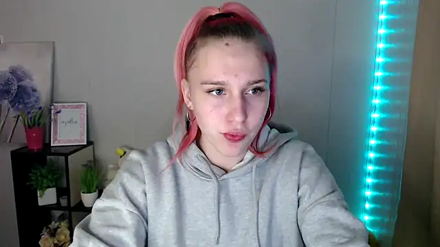 Scarlett lil online show from April 18, 2026, 7:44 am