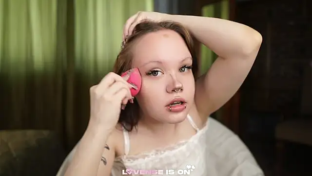 LeahAllsop online show from May 8, 2026, 2:37 am