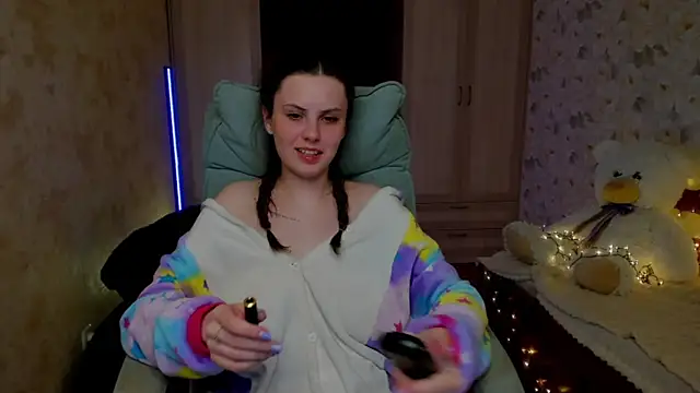 LoraTempt online show from April 16, 2026, 7:47 pm