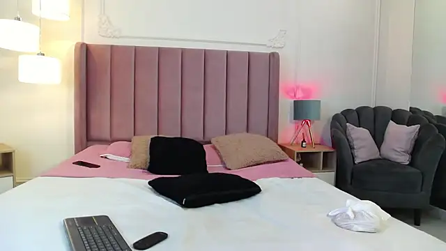 LiaTrainor online show from March 26, 2026, 1:04 am