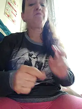 anayss17 online show from April 29, 2026, 5:44 am