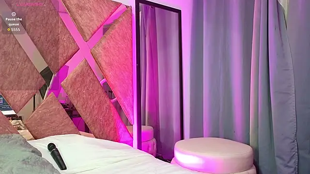 Emma Revees online show from April 28, 2026, 5:23 am