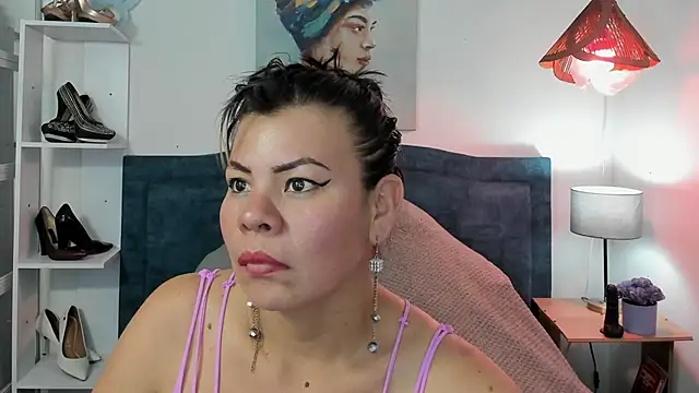 KiaraXMilf online show from April 1, 2026, 7:33 pm