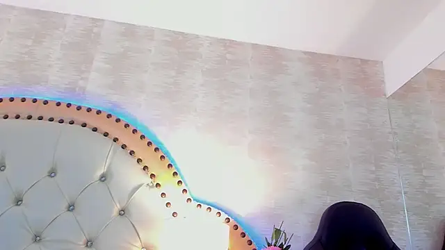 EllaEvanzz online show from April 18, 2026, 7:07 pm