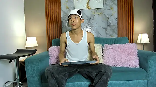 SKINNY BOYXXX online show from March 5, 2026, 8:22 am