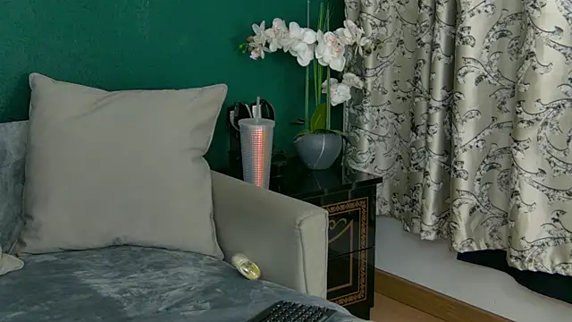 Snapshot of SkinnyNatty chatting on June 24, 2026, 3:49 am SkinnyNatty online show from June 24, 2026, 3:49 am