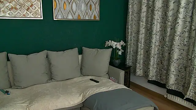 SkinnyNatty online show from April 7, 2026, 3:52 am