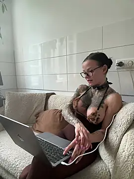 Snapshot of SkinnyLilly chatting on July 5, 2026, 6:37 pm SkinnyLilly online show from July 5, 2026, 6:37 pm