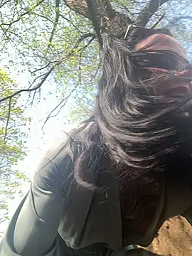 SkinnyLilly online show from April 17, 2026, 11:35 am