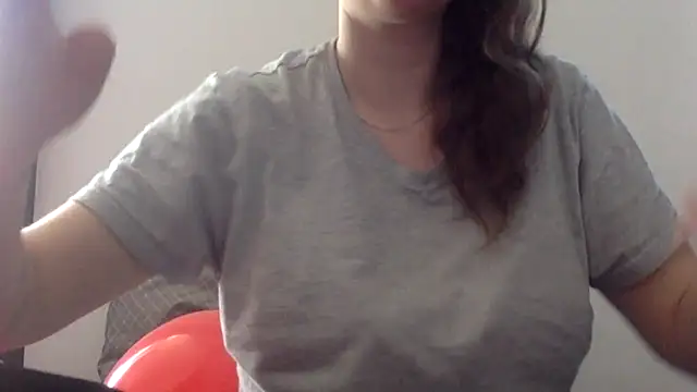 Snapshot of douce_blanche13 chatting on April 9, 2026, 9:48 am douce blanche13 online show from April 9, 2026, 9:48 am