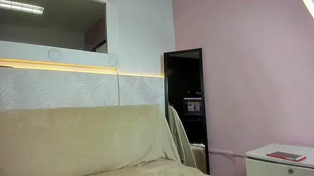 mia turnerr online show from April 23, 2026, 3:35 am