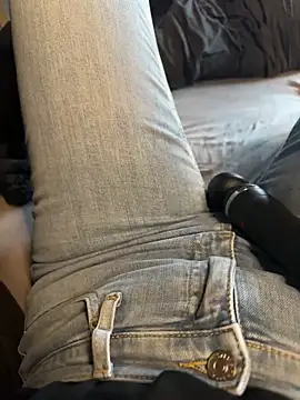 Snapshot of aleexii_s chatting on April 13, 2026, 3:49 pm aleexii s online show from April 13, 2026, 3:49 pm