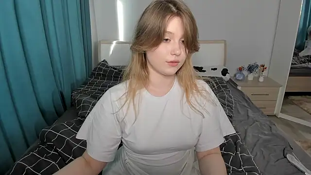 Snapshot of JennyHardy chatting on May 19, 2026, 2:24 pm JennyHardy online show from May 19, 2026, 2:24 pm