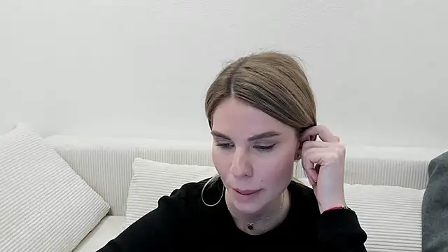 Snapshot of MollyCem chatting on March 10, 2026, 3:27 pm MollyCem online show from March 10, 2026, 3:27 pm