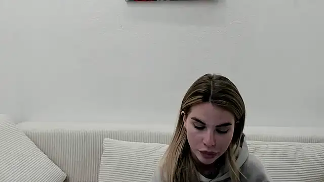 Snapshot of MollyCem chatting on March 26, 2026, 8:18 pm MollyCem online show from March 26, 2026, 8:18 pm