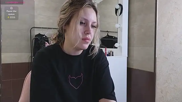  amymoore  online show from April 23, 2026, 1:45 am