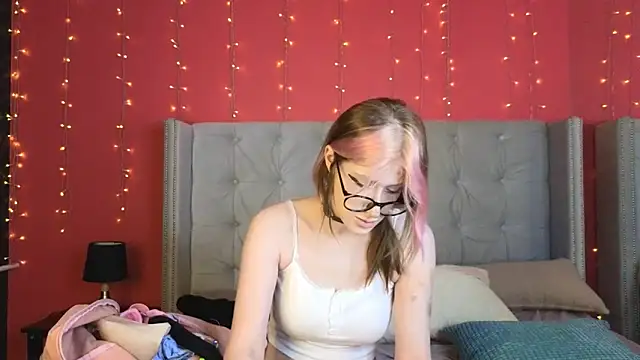 Snapshot of Elvessa_Aura chatting on April 16, 2026, 9:37 pm Elvessa Aura online show from April 16, 2026, 9:37 pm