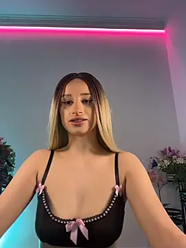 ScarletFlameee online show from May 3, 2026, 6:18 am