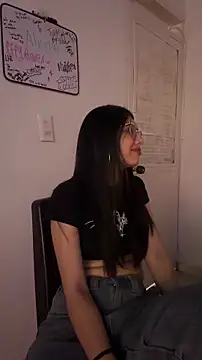 Cloebennet013 online show from May 14, 2026, 11:18 am